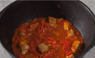 Warm up the goulash for another 2-4 minutes and remove from heat.