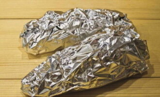 We wrap the workpiece in foil so that the juices remain inside during baking.