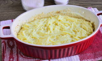 Place the vermicelli mixture into the mold and smooth the surface with a spoon.