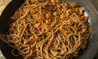 When the meat changes color, add buckwheat noodles to it and cook until the noodles become elastic.