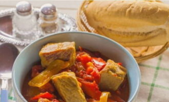 Organizamos a comida em tigelas porcionadas e convidamos a família para a mesa. Bom apetite!