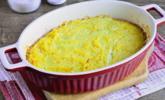 Bake the noodle maker in a preheated oven for 20 minutes. During this time it will be covered with a golden crust.