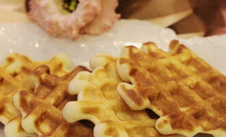 Waffle demirinde Viyana usulü lor waffle'ları hazır. Servis yapın ve tadını çıkarın!