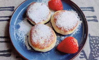 Kahvaltıda altın renkli cheesecake'leri servis edin, en sevdiğiniz meyveleri ekleyin ve pudra şekeriyle süsleyin. Bu hoşgörülü ikramın tadını çıkarın. Afiyet olsun!