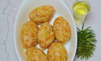 We form neat cutlets from the mixture. Place them in a baking dish.