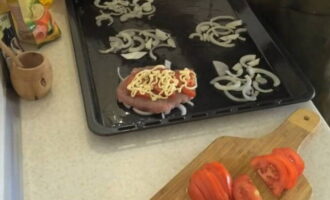 Cover the tomatoes with mayonnaise mesh.