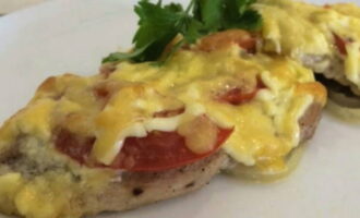 The meat is ready in the oven! Transfer the French-baked pork with cheese, tomatoes and onions to serving plates and serve hot. Bon appetit!