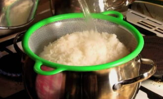 In a rice cooking pot, bring 2 cups of clean water to a boil. Pour the washed rice into boiling water, add salt, mix everything and cook it over low heat for 15-17 minutes from the start of boiling. Test the rice for doneness and cook for another 5 minutes, covered, stirring occasionally. Place the boiled rice in a colander and rinse with boiling water.