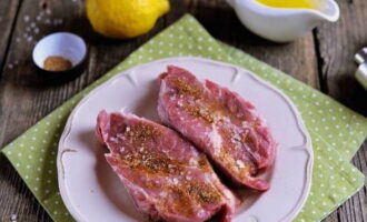 Espolvorea la carne de cerdo con pimienta negra y sal, centrándote en tus preferencias gustativas, y frótala con cuidado por todos lados.