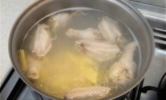 Cut the peeled potatoes into small pieces of arbitrary shape, transfer to the broth and cook the soup for another 10 minutes from the start of the boil.