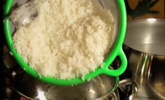 Then pour the boiled rice into the same pan.