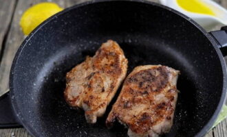 Heat the frying pan and pour in sunflower oil, lay out the steaks and fry first for 1 minute on each side over medium heat, including the ends. Then reduce the heat and fry for 7-8 minutes on each side.