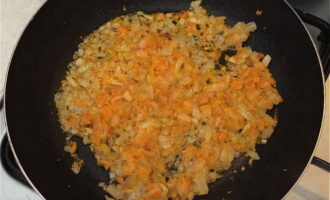 During this time, peel the carrots and onions. Grind the carrots on any grater, and finely chop the onion. Fry vegetables in hot oil until light golden brown.