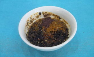 Tuangkan kicap ke dalam mangkuk, masukkan garam, lada hitam dan rempah terpilih. Kemudian campurkan bahan-bahan ini dengan baik.