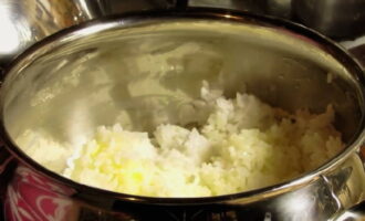 Add a little butter to the rice to your liking, stir and let the side dish steep for 15 minutes. After this time, cooked fluffy rice can be served as a side dish for any dish. Bon appetit!