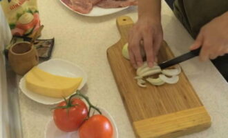 Cut the peeled large onion into thin half rings.