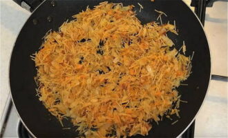 Add two handfuls of vermicelli to the fried vegetables, mix everything and fry until the vermicelli turns a little brown.