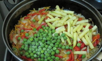 Em seguida, coloque o feijão verde picado e a ervilha na frigideira, adicione sal e pimenta-do-reino a seu gosto e misture tudo.