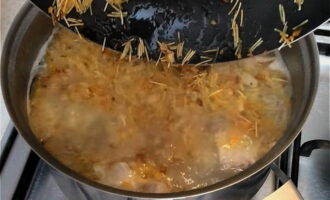 Trasferite l'arrosto nella zuppa, salate ed eventuali condimenti a vostro gusto, mescolate, fate cuocere per altri 5 minuti e spegnete il fuoco. Versare la zuppa di pollo preparata con tagliatelle e patate nelle ciotole, aggiungere le erbe e servire a pranzo. Buon appetito!