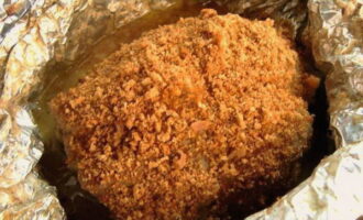 Check readiness by piercing the meat with a toothpick. Then open the foil on top. Sprinkle the baked meat with a mixture of paprika and breadcrumbs and continue baking for another 15 minutes to get a golden brown crust.