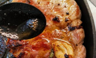 Fry the neck for another minute on each side, constantly pouring melted butter and meat juice from the bottom of the dish.