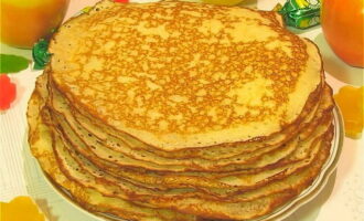 È bene scaldare la padella e ungerla leggermente con olio prima della prima frittella, poi non dovrai ungerla. Versare l'impasto in una padella calda in uno strato sottile e cuocere le frittelle a fuoco medio fino a doratura su entrambi i lati. Le frittelle di lievito con latte sono pronte! Servire i pancake caldi con qualsiasi condimento. Buon appetito!