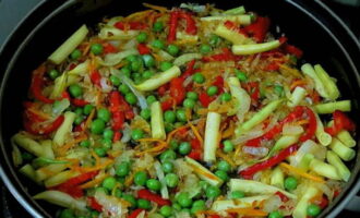 Despeje com cuidado 300 ml de água fervente na lateral da frigideira, feche bem tudo com uma tampa e cozinhe o arroz e os legumes em fogo baixo por 20 minutos. Não há mais necessidade de mexer o prato. Desligue o fogo e mantenha o arroz tampado por mais 10 minutos.