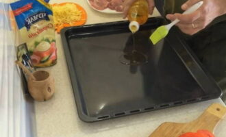 Grease a baking sheet with vegetable oil.