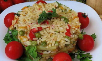 Coloque o arroz esfarelado com os legumes cozidos em uma frigideira em pratos de servir.