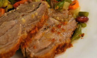 Sirva el cuello de cerdo horneado en papel de aluminio en el horno caliente, con una guarnición de verduras, o después de enfriar, cortado en rodajas para cualquier mesa. ¡Buen provecho!