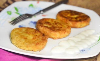 Using your hands, form small cutlets from this mass, roll well in flour and fry until golden brown on both sides in a frying pan with heated vegetable oil. Serve the prepared mashed potato cutlets hot, topped with any sauce. Bon appetit!