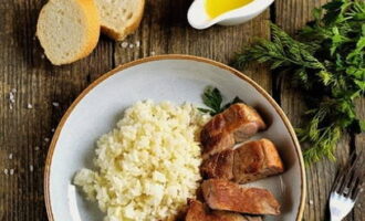 Pork neck in a frying pan is ready! We combine delicious steaks with a side dish and fresh vegetables. Bon appetit! 