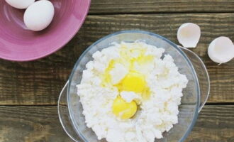 Lor waffle'larının hazırlanması çok kolaydır. Yumuşak süzme peyniri yoğurun, yumurtaları çırpın ve kuru malzemeleri ekleyin: toz şeker, vanilin ve tuz.