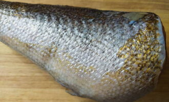 Defrost the pike perch first. Get rid of scales and rinse.