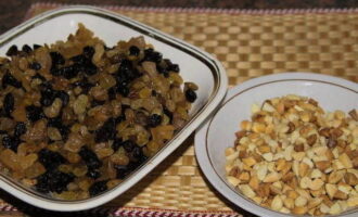 Bilas dan keringkan kismis, gabungkan dalam mangkuk dengan buah-buahan manisan dan tuangkan alkohol. Biarkan rendam semalaman. Letakkan badam dalam mangkuk dan tuangkan air mendidih ke atasnya. Toskan cecair dan keluarkan selongsong. Keringkan biji dalam kuali dan potong.Tuangkan air mendidih ke atas lemon, keringkan dan keluarkan kulitnya. Kami tidak memerlukan pulpa.