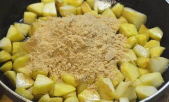 Sprinkle the crumbs over the apples. 