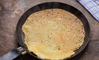 Lorsque les bords deviennent dorés, retournez la crêpe côté cuit vers le haut. Ainsi, utilisez toute la pâte.