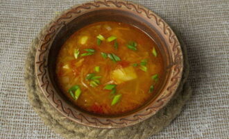 Avant de servir, hachez les légumes verts lavés. Divisez la soupe aux choux lumineuse et appétissante en portions et saupoudrez d'herbes hachées. Invitez votre famille à dîner. Si vous ne jeûnez pas, ajoutez une cuillerée de crème sure. Bon appétit!