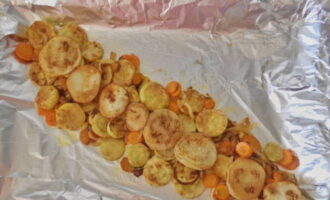 Line a baking sheet with two layers of foil, lay out the vegetables as shown in the photo and sprinkle with salt.