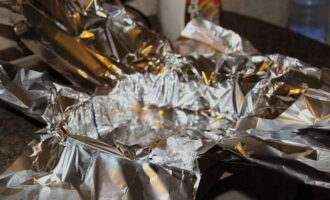 Gariskan borang di mana stollen akan berumur dengan foil.