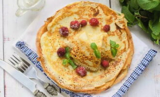 Disposez les crêpes chaudes cuites dans une assiette. Invitez votre famille et vos amis à goûter ce régal divin. Servir en plus avec vos sauces et garnitures préférées. Bon appétit!