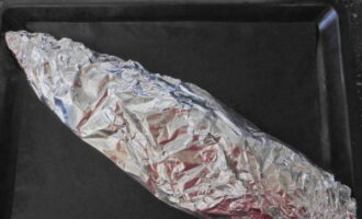 Wrap the foil and bake the food for about half an hour at 180 degrees.