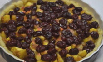 Place frozen berries on top of the apples.