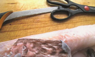 Remove the skin from the carcasses. Remove the spinal bone by dividing the product into fillets.