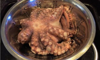 Wir waschen den Oktopus gründlich unter Wasser und trocknen ihn.