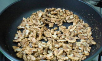 In a dry frying pan, lightly fry the peeled walnuts, cool and grind with a blender or coffee grinder into very fine crumbs.