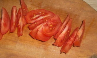 Lave os tomates, corte em rodelas, retirando o caule.