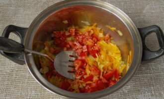 Rincer les tomates coupées en carrés en retirant la tige. Transférer sur les légumes. S'il n'y a pas de tomates, prenez du concentré de tomates. La sauce ou le ketchup fonctionneront également.