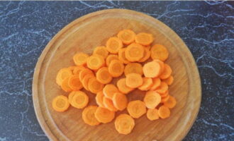 Cut the peeled carrots into thin circles.