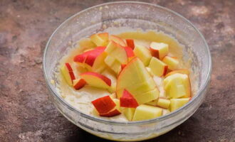 Placez ici des petits cubes de pommes lavées et séchées.